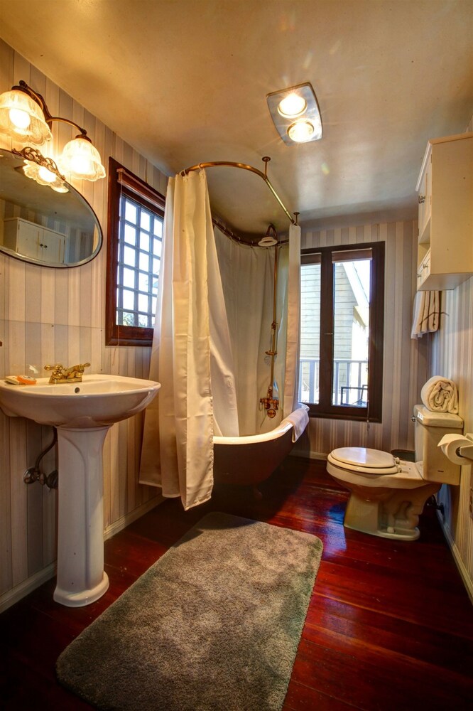 Deep Soaking Bathtub