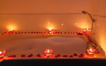 Deep Soaking Bathtub