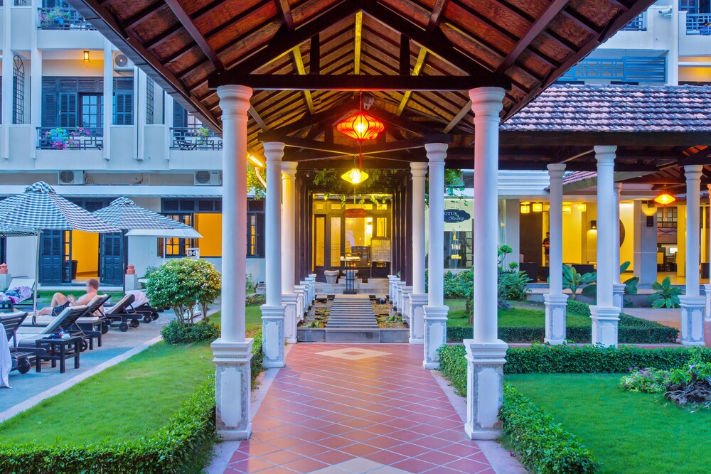 ด้านหน้าของโรงแรม - ช่วงเย็น/กลางคืน