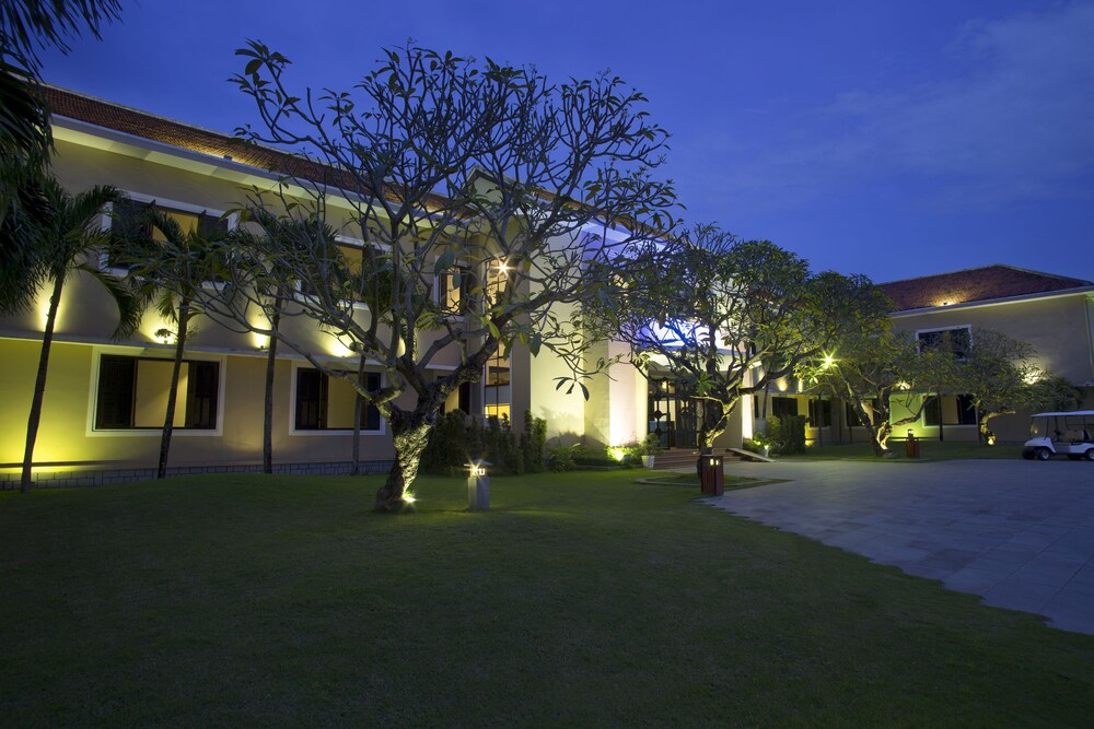 ด้านหน้าของโรงแรม - ช่วงเย็น/กลางคืน