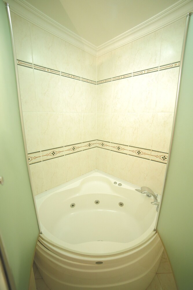 Deep Soaking Bathtub