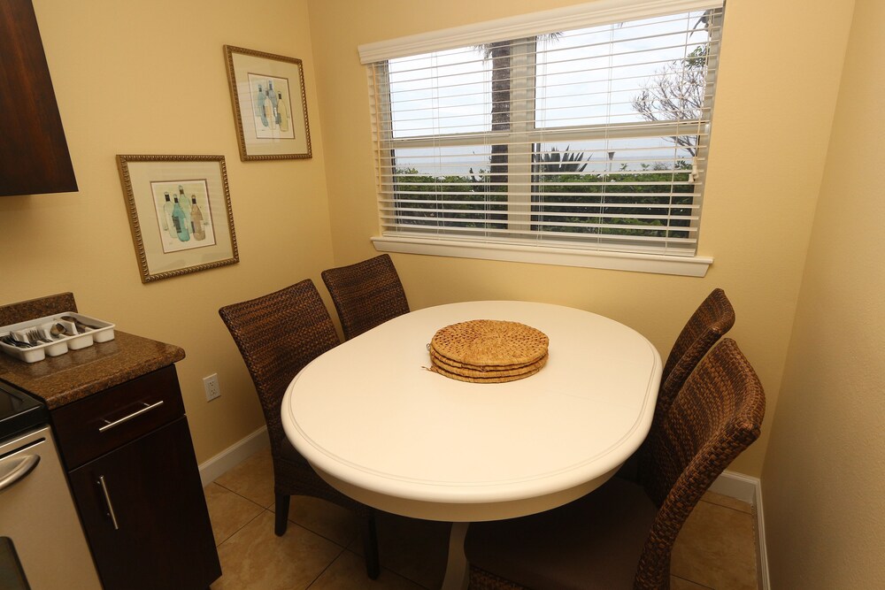 One bedroom deluxe - In-Room Dining