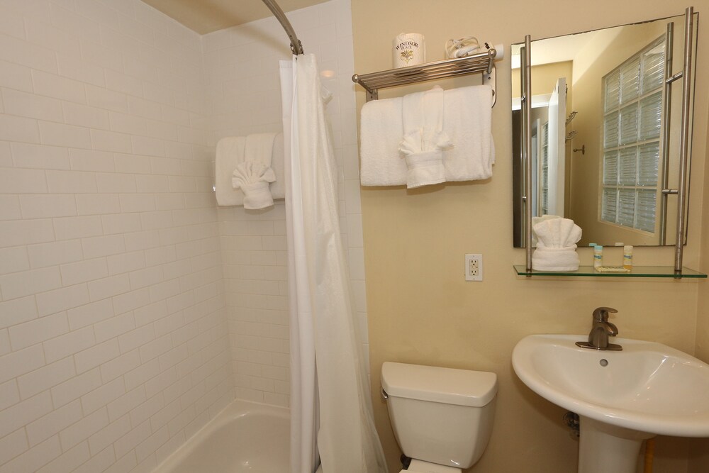 Studio Suite - Bathroom