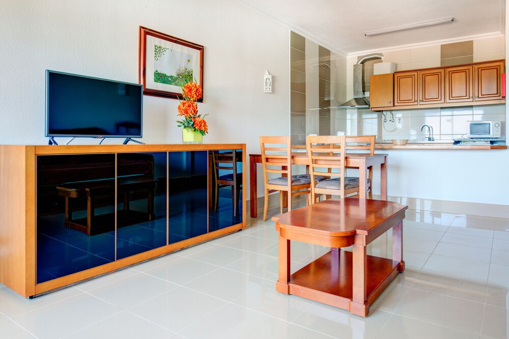 Apartment, 1 Bedroom, Pool View - Living Room
