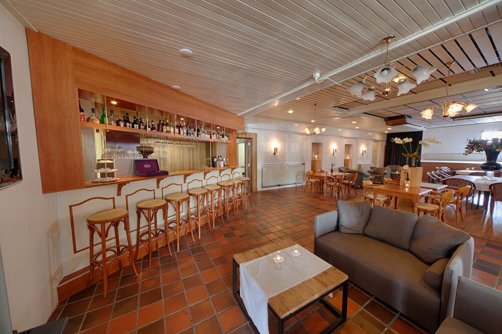Hotel Bar