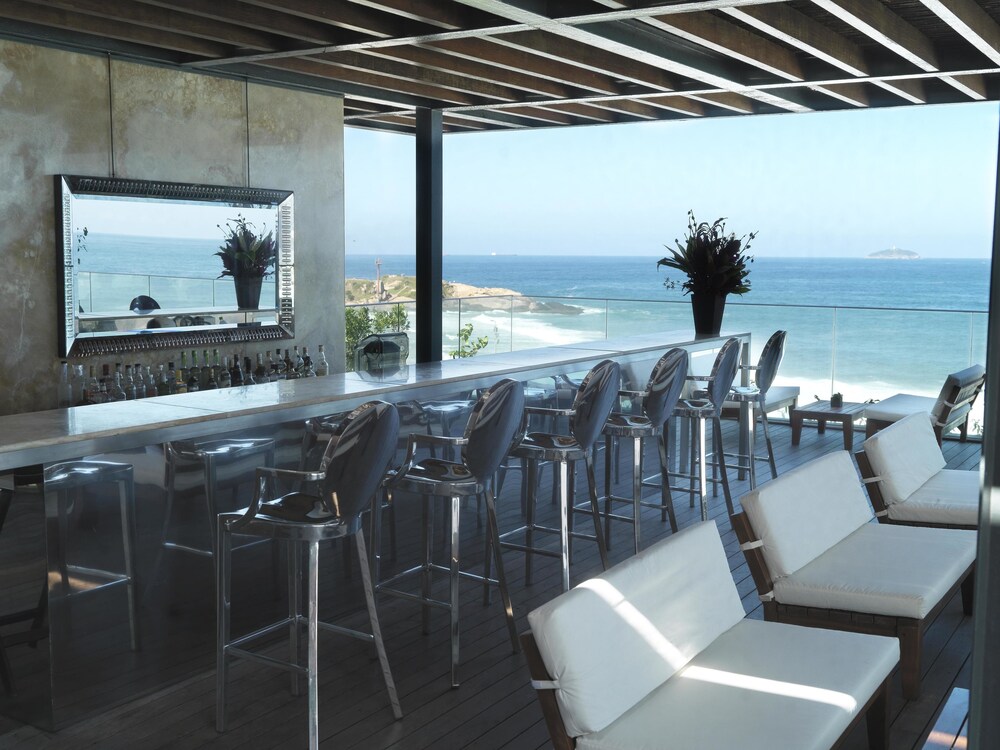 Hotel Bar