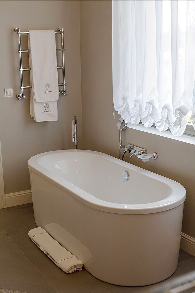 Deep Soaking Bathtub
