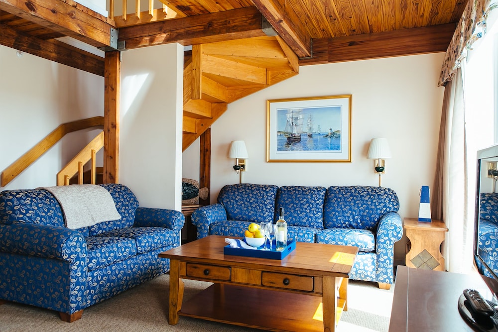 Living room, Newport Bay Club and Hotel