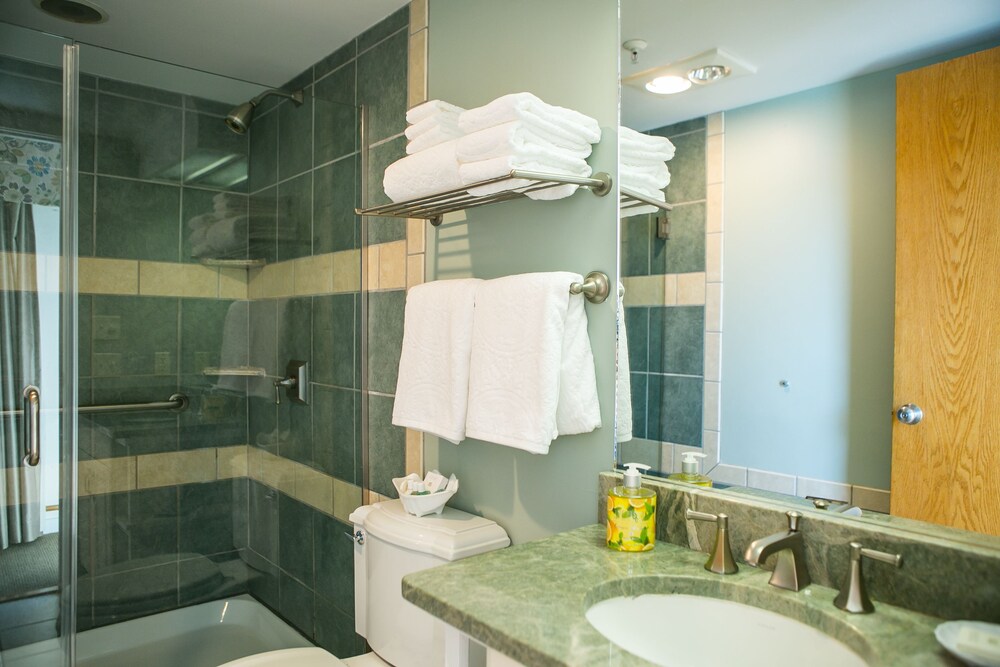 Bathroom, Newport Bay Club and Hotel