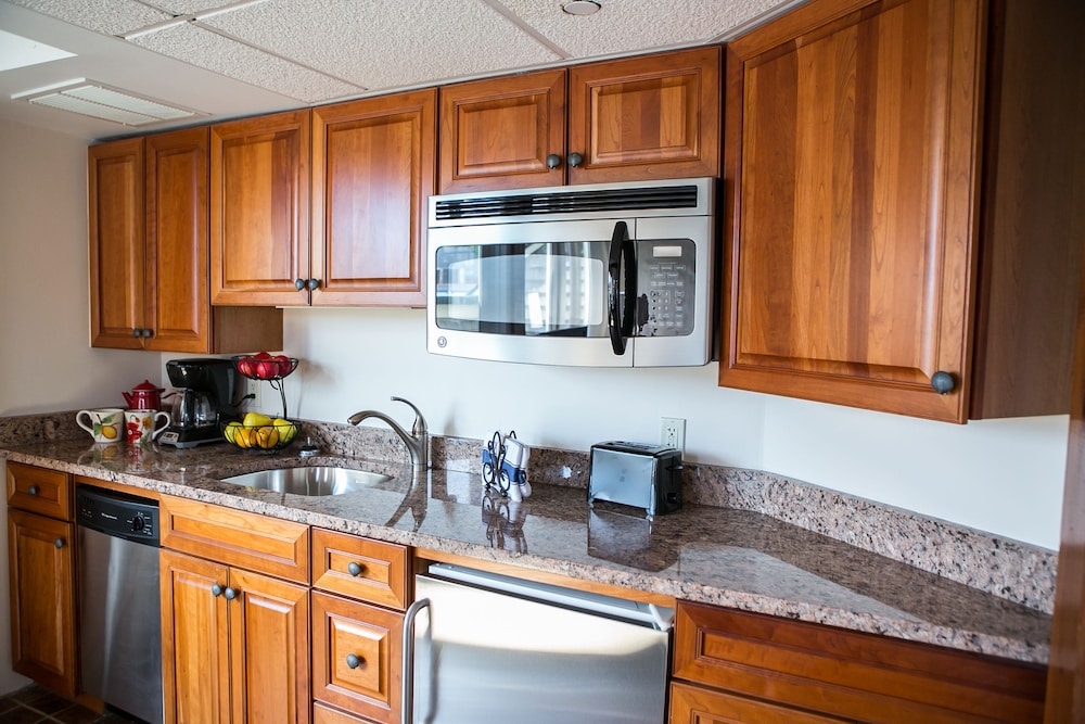 Private kitchenette, Newport Bay Club and Hotel