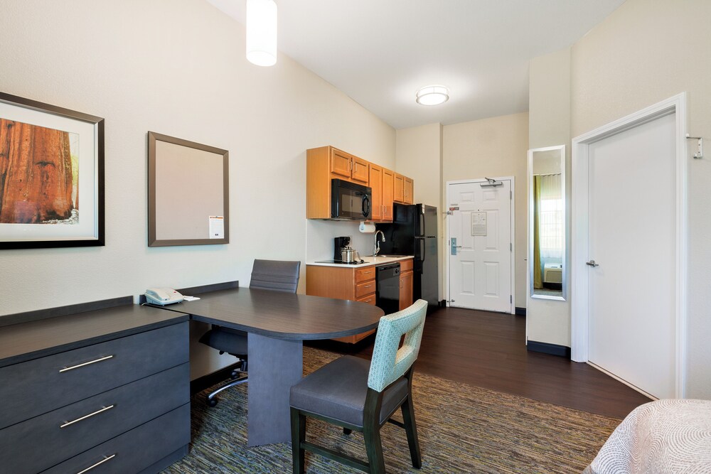 Studio Suite, 1 Queen Bed, Non Smoking - Guestroom
