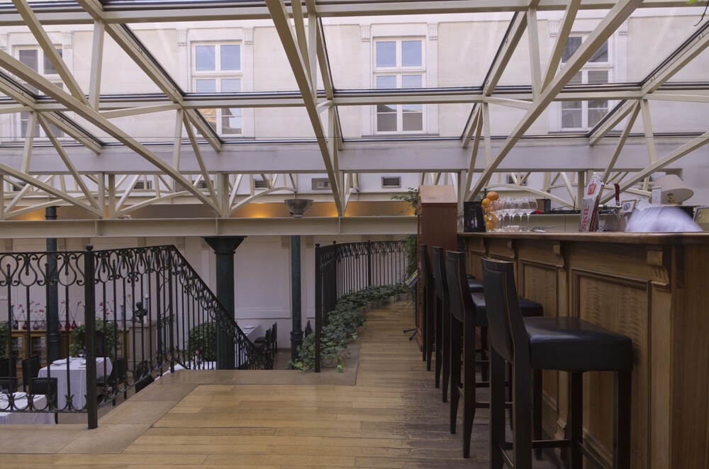 Hotel Bar