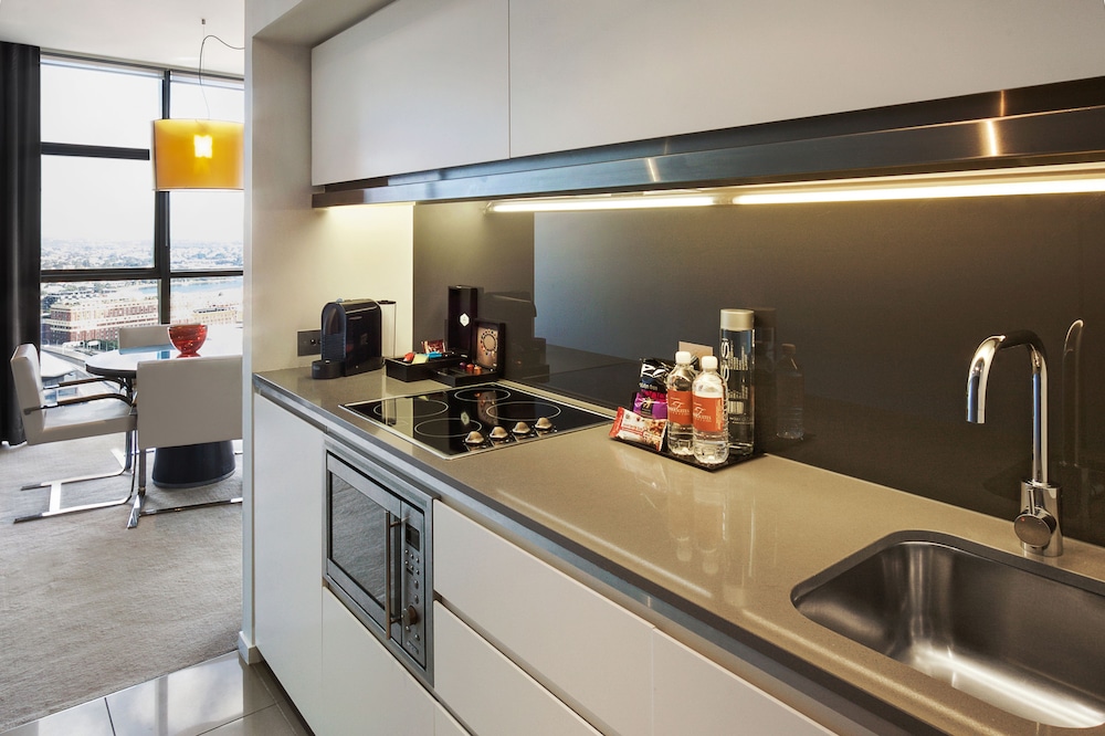 Executive Suite, One Bedroom (High Floor) - In-Room Kitchen