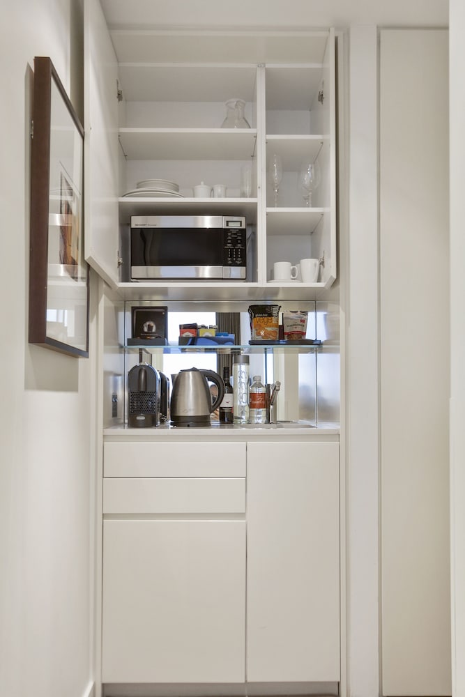Executive Suite, One Bedroom (High Floor) - In-Room Kitchenette