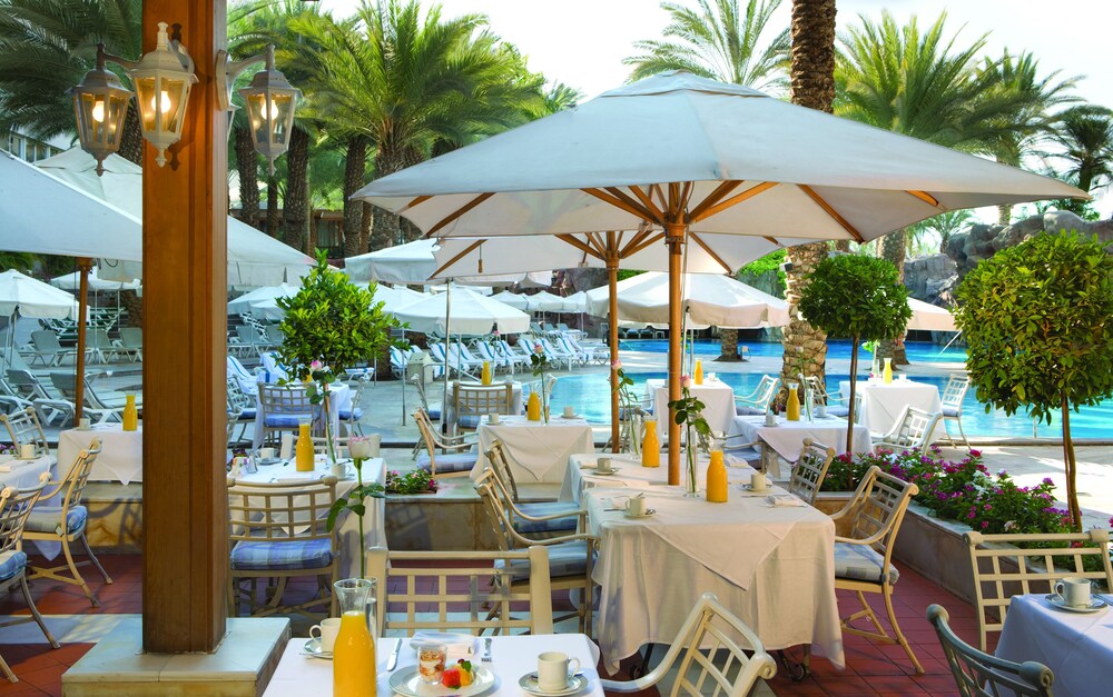 Bar en bord de piscine