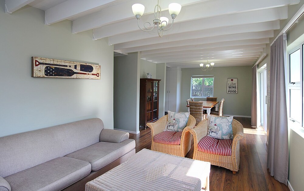 Village Break 3 bedroom cottage - Living Area