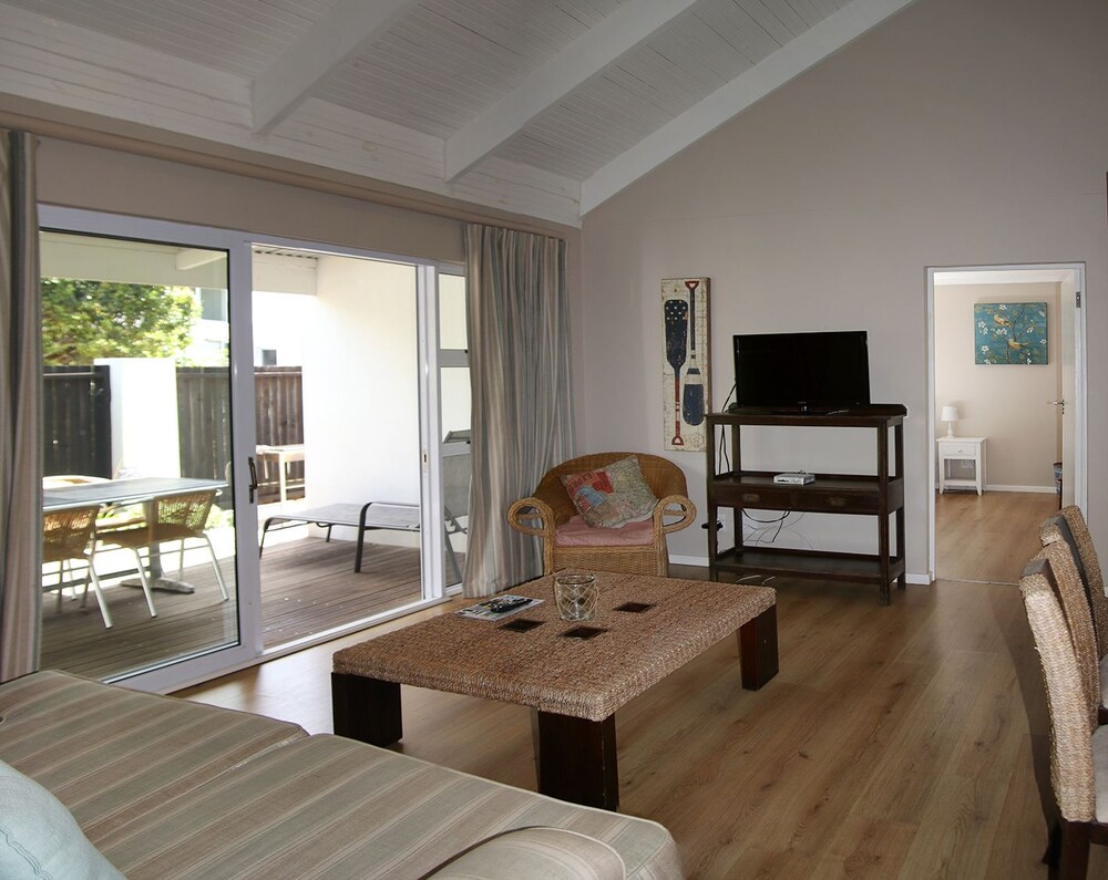 Village Break 2 bedroom cottage - Living Area