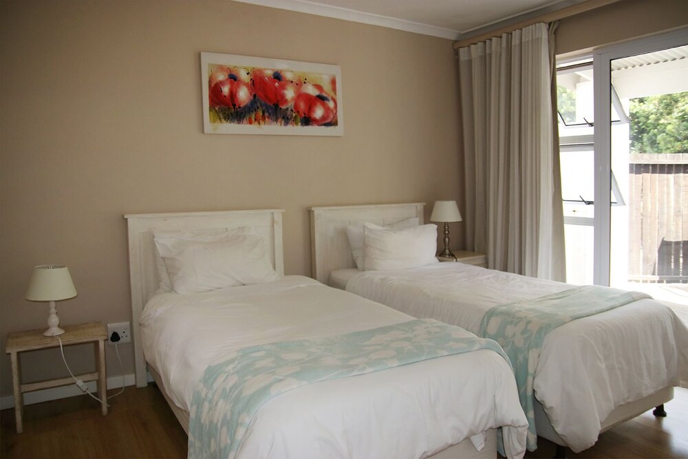Village Break 2 bedroom cottage - Guestroom