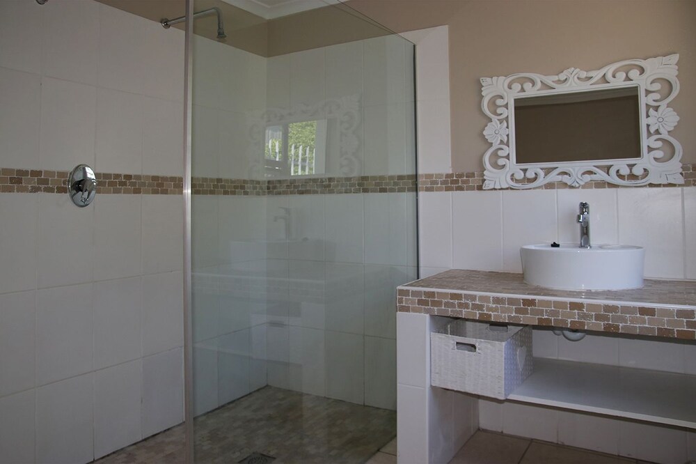 Village Break 2 bedroom cottage - Bathroom