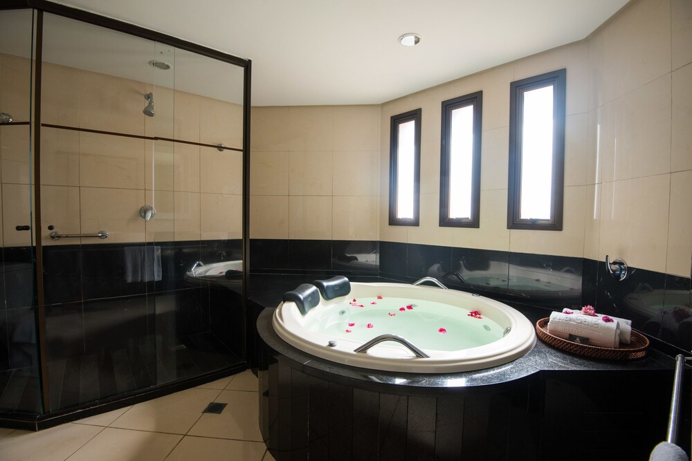 Deep Soaking Bathtub