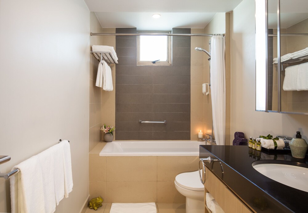 2-Bedroom Executive Suite Apartment - Bathroom