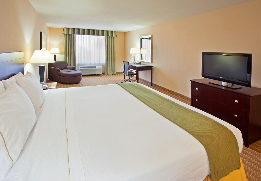 Room, Holiday Inn Express Hotel & Suites River Park, an IHG Hotel