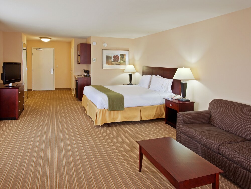 Room, Holiday Inn Express Hotel & Suites River Park, an IHG Hotel