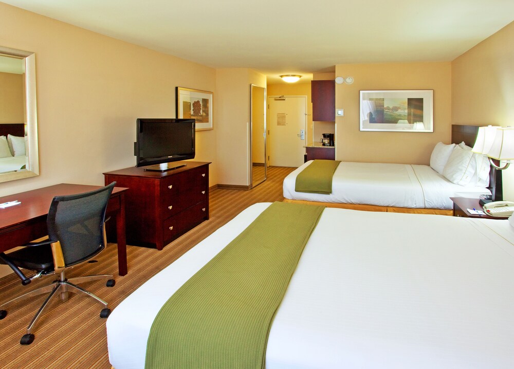 Room, Holiday Inn Express Hotel & Suites River Park, an IHG Hotel