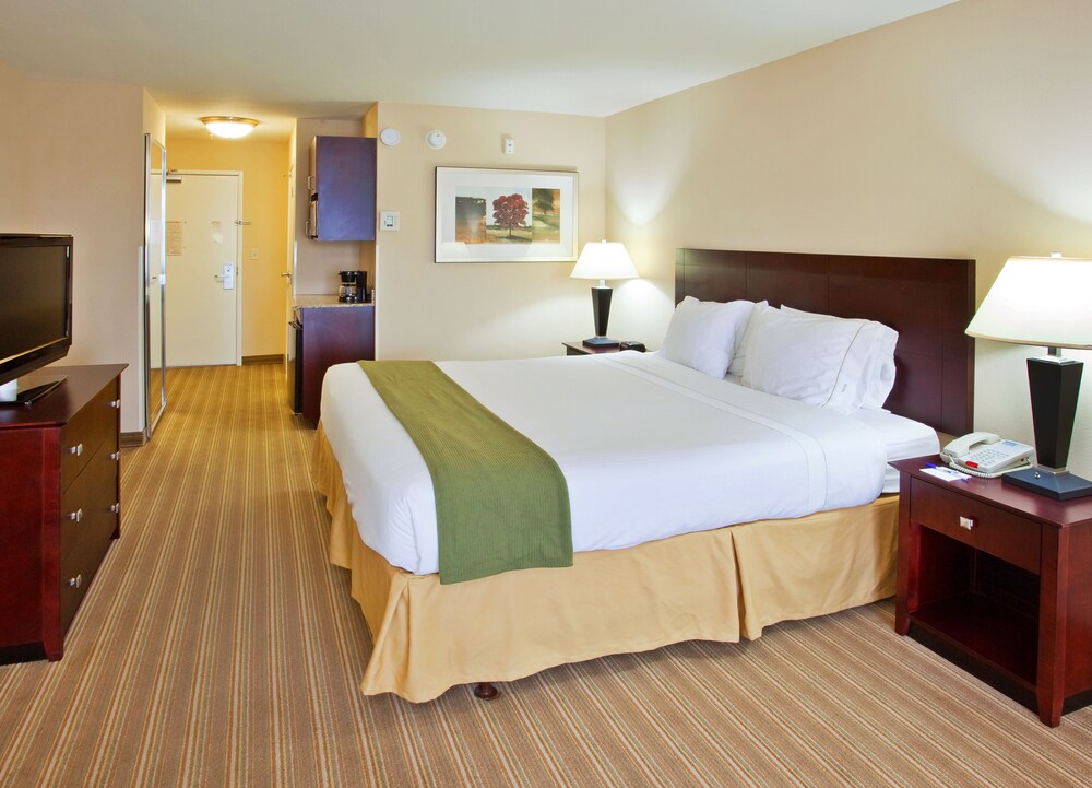 Room, Holiday Inn Express Hotel & Suites River Park, an IHG Hotel