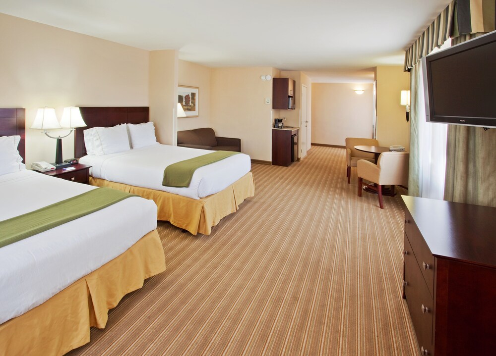 Room, Holiday Inn Express Hotel & Suites River Park, an IHG Hotel