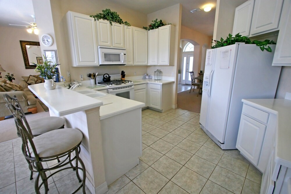 Executive House, 5 Bedrooms, Private Pool, Poolside - Guestroom