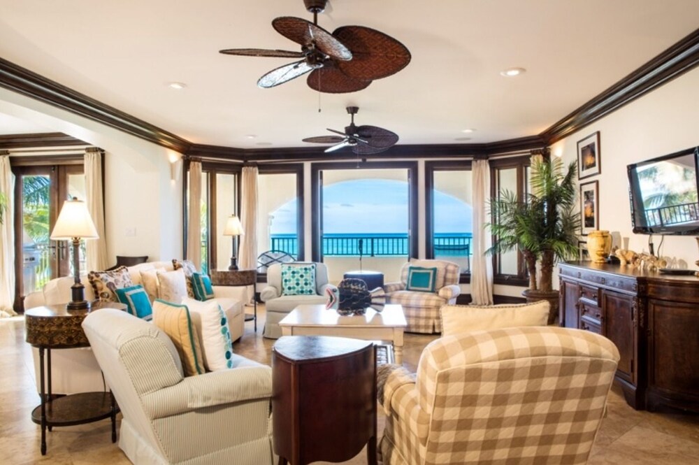 3 Bedroom Ocean Front Estate - Living Area