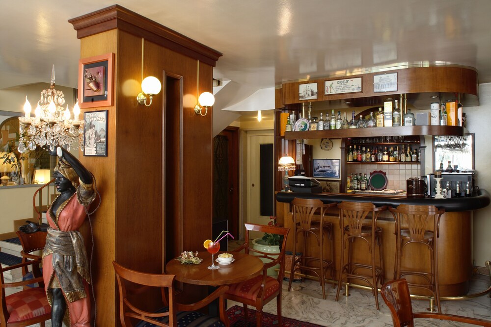 Hotel Bar