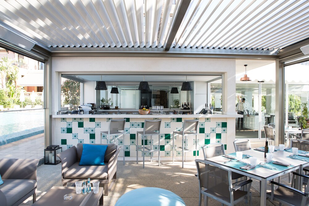 Poolside Bar