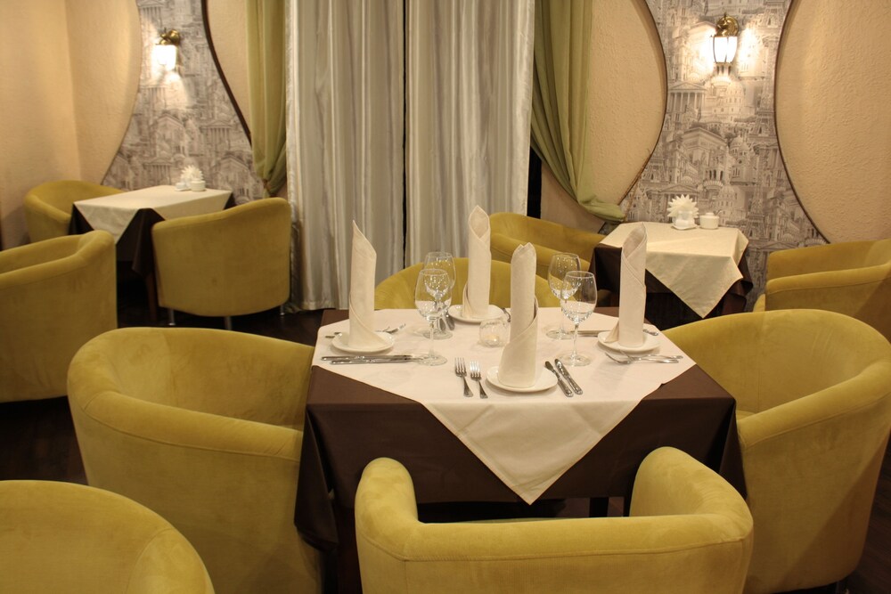 Couples Dining