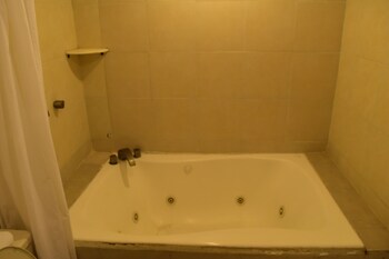 Deep Soaking Bathtub