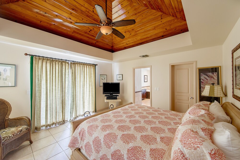 Deluxe Suite, 1 Bedroom, Ocean Front - Guestroom