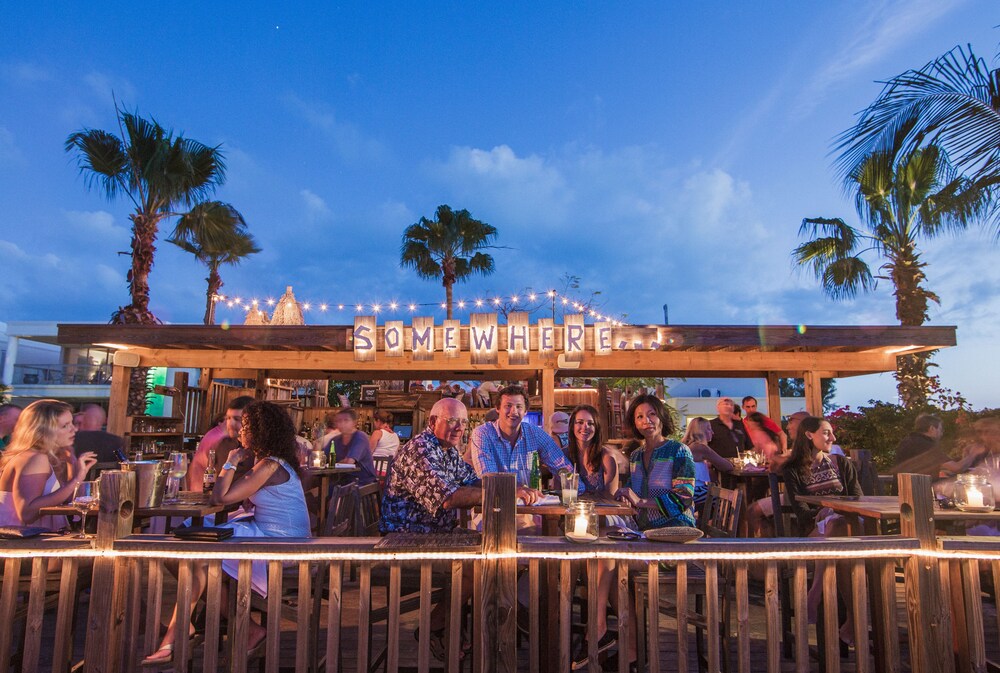 Restaurant, Coral Gardens on Grace Bay