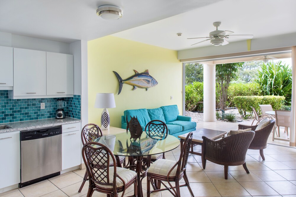 Suite, 2 Bedroom, Ground Floor Partial Ocean View - Living Room
