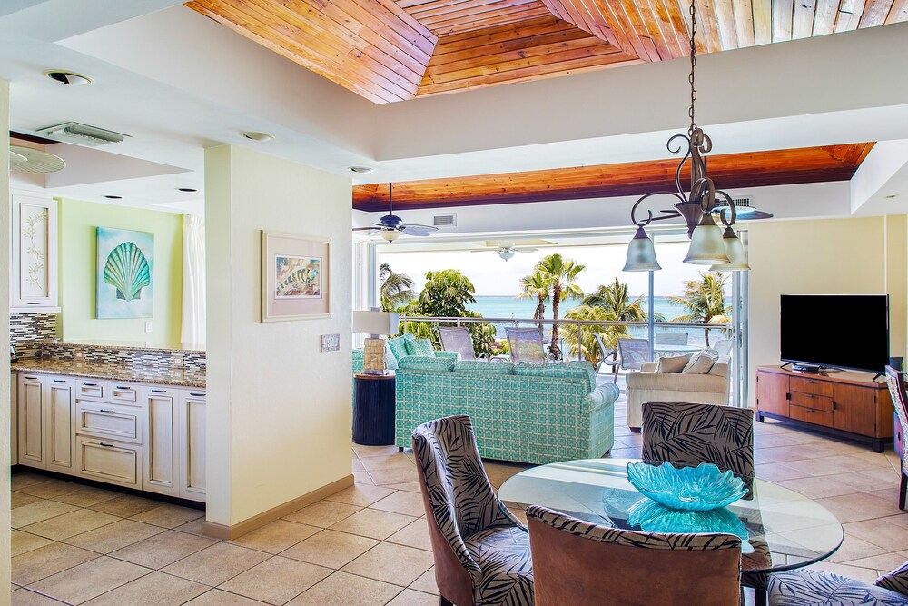 Deluxe Suite, 1 Bedroom, Ocean Front - Living Room