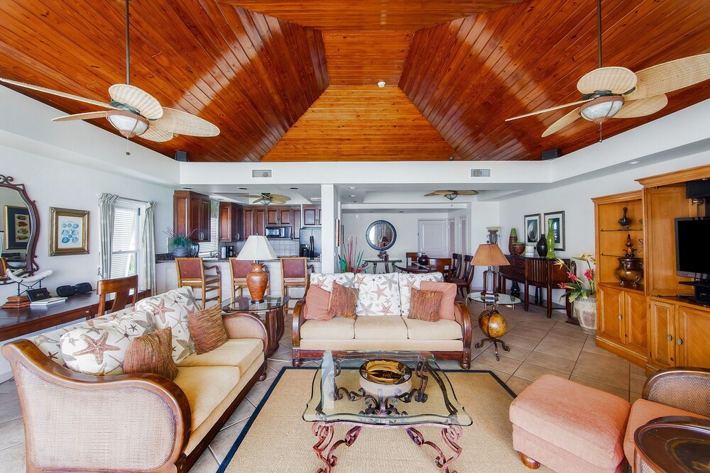 Deluxe Suite, 1 Bedroom, Ocean Front - Living Room