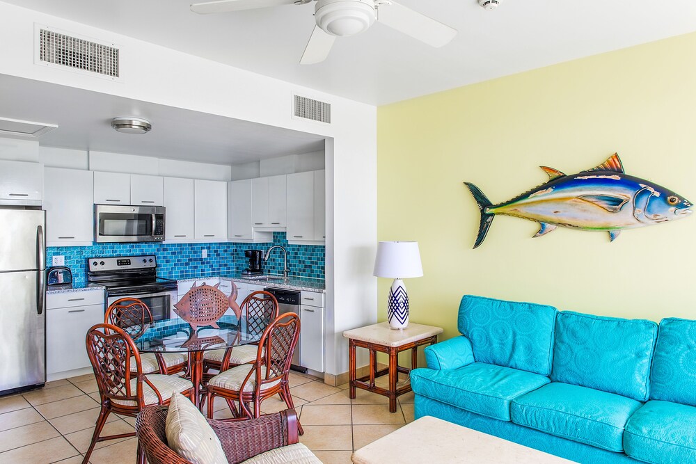Suite, 2 Bedroom, Ground Floor Partial Ocean View - Living Room