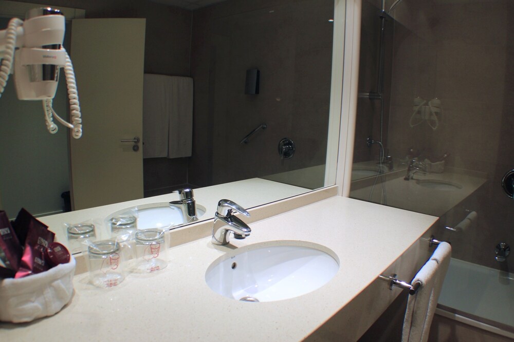 Junior Single Suite - Bathroom