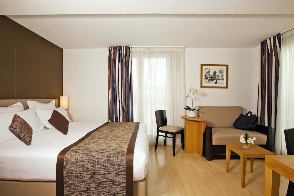 Studio (Large) - Guestroom