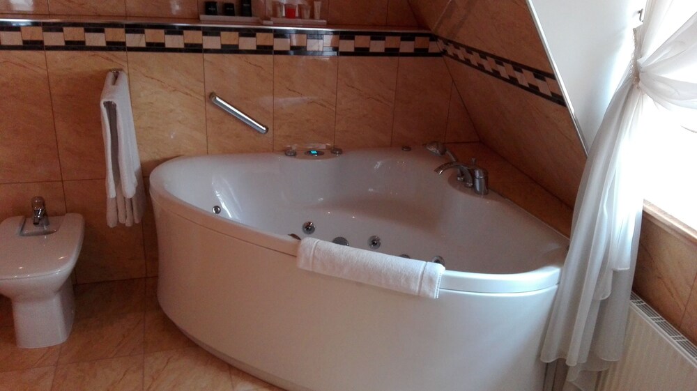 Deep Soaking Bathtub