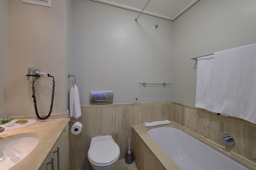 Deluxe Apartment, 2 Bedrooms - Bathroom