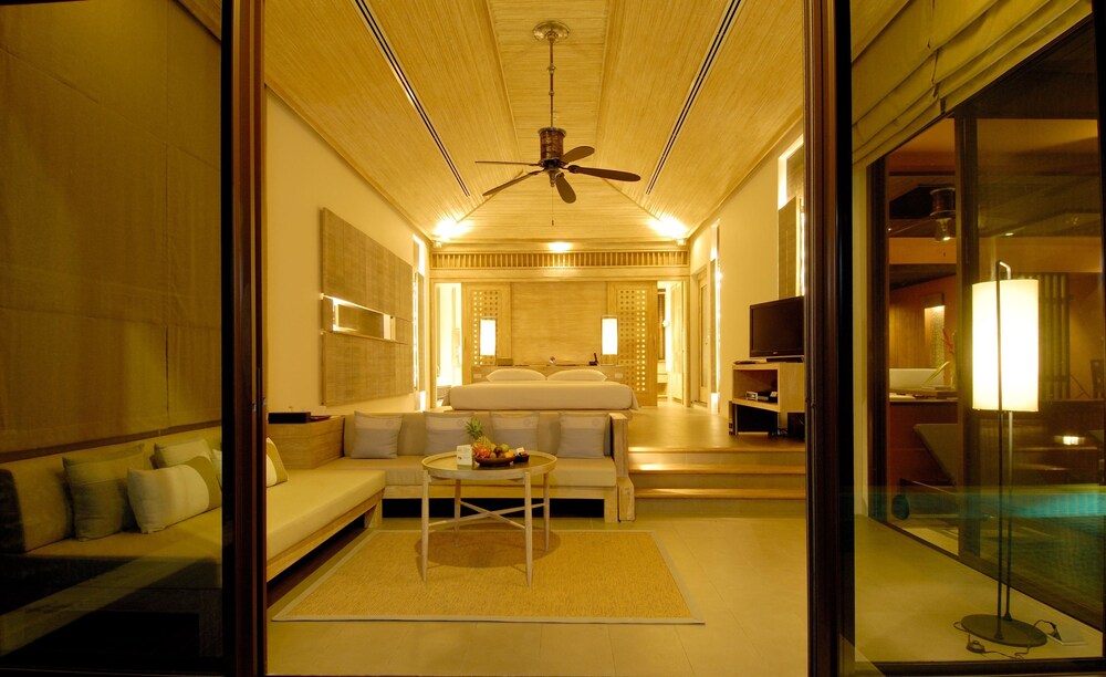 1BR Family Suite Ocean View, Free MiniBar&Snacks - Living Area