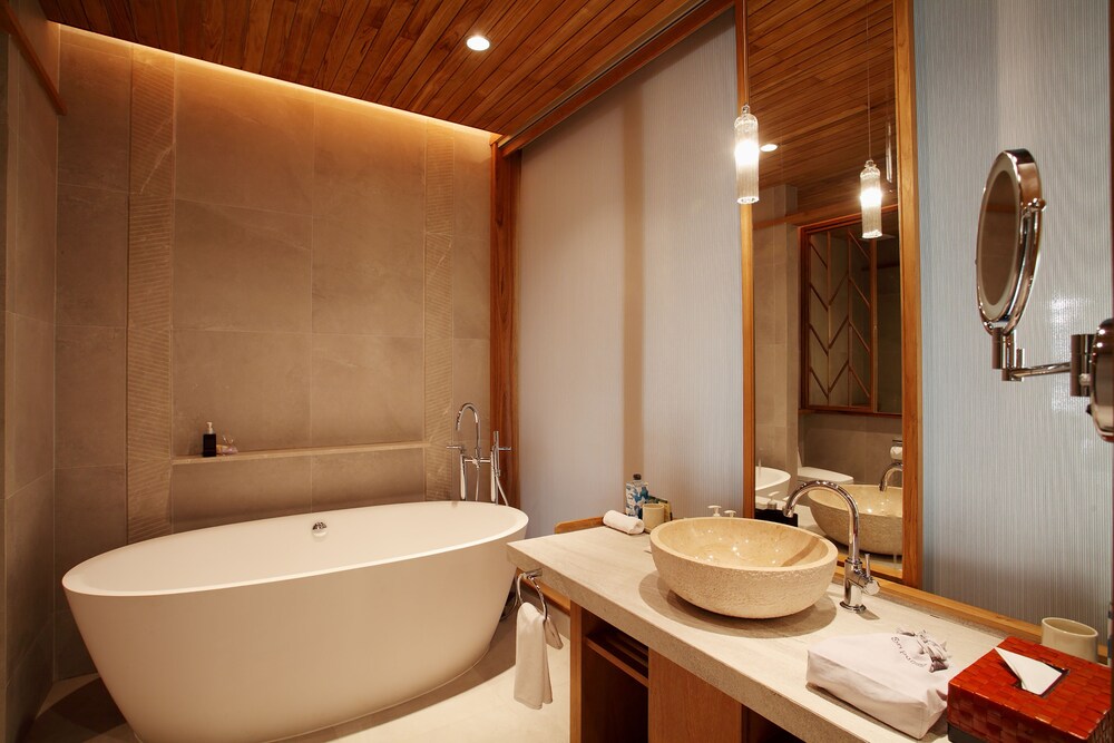 Pool Suite West (Sunset) Ocean View, Free MiniBar&Snacks, Adults Only - Bathroom