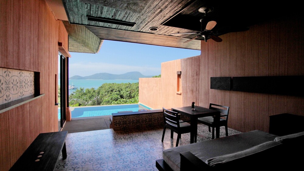 1BR Family Suite Ocean View, Free MiniBar&Snacks - Living Area