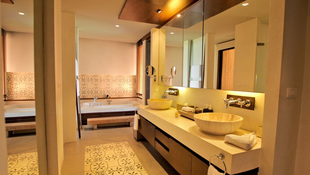 1BR Family Suite Ocean View, Free MiniBar&Snacks - Bathroom Sink